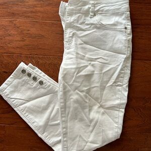 Women d.jeans. Cute decorative buttons at ankle. Sz 10